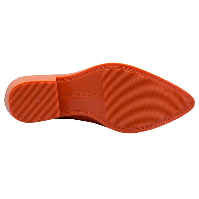 Calvin Klein Carol Rubber Womens Orange Wellington Botas Reconocido por su estética minimalista icónica, Calvin Klein se erige como una de las marcas más influyentes de todos los tiempos. Abrazando cortes limpios y combinaciones de colores sofisticadas, Calvin Klein ha capturado la esencia de la moda moderna.
Presentamos las botas de tobillo de Carol, un testimonio del diseño impecable de la marca. Hechas de goma duradera, estas botas muestran una silueta elegante y versátil. Los gores elásticos no solo agregan un toque de practicidad sino que también mejoran el atractivo estético general.
Con un tacón de bloque bajo, estas botines ofrecen una opción cómoda y elegante para el uso diario. El talón proporciona un ascensor sutil mientras mantiene una sensación de elegancia sin esfuerzo. Ya sea que se dirige a la oficina o salga para una excursión informal, estas botas combinan sin esfuerzo la moda y la funcionalidad.
Entra en el mundo de Calvin Klein con las botas de tobillo de Carol, donde convergen la sofisticación discreta y el estilo atemporal. Abraza la herencia minimalista de la marca y eleva tu guardarropa con estas botas impecablemente diseñadas.