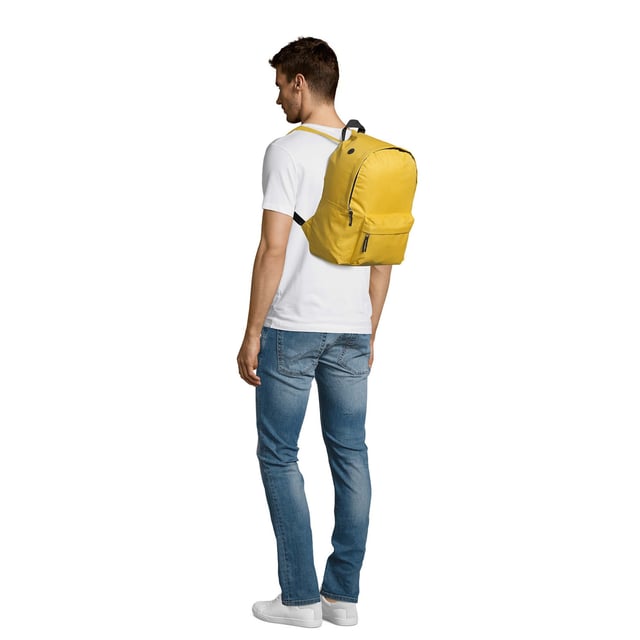Zipped main compartment. Zipped front pocket. Nylon carry handle. Adjustable padded and reinforced straps. Padded back. Material: 600D polyester. Dimensions: 40 x 28 x 14 cm.