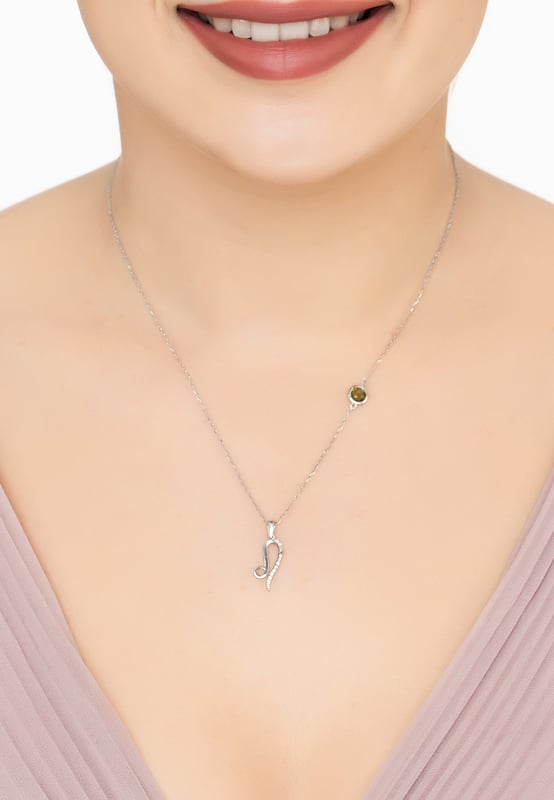 Radiate with the strength of Leo with the Zodiac Leo Birthstone Necklace Peridot Silver. Ideal for those lucky enough to be born Jul 23 to Aug 22. It is crafted in 925 sterling silver and features the lion's star sign set with zirconia highlights and a lab-created Peridot set along the 40-45cm chain.It embodies Leo's warmth and courage, with Peridot amplifying positivity and growth, guiding Leos to embrace their natural leadership. A celebration of the lion's generosity and vivacity, this zodiac necklace is designed for the regal Leo.