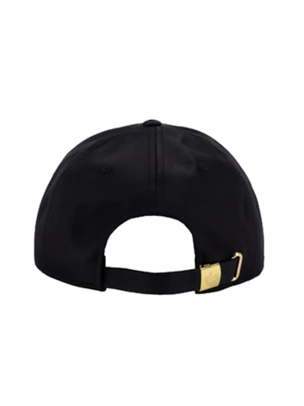 Diese Herren-Basecap vereint Stil und Funktionalität für jeden Anlass. Das markante 3D-Logo auf der Vorderseite verleiht ihr eine moderne und hochwertige Optik. Mit einer stufenlos verstellbaren Metallschnalle lässt sich die Cap individuell anpassen und sorgt für einen perfekten Sitz. Ziernähte auf dem Schirm unterstreichen das detailreiche Design und machen die Cap besonders langlebig. Bestickte Luftlöcher sorgen für eine optimale Luftdurchlässigkeit, damit Sie auch an warmen Tagen einen kühlen Kopf bewahren. Ein vielseitiges Accessoire, das jedem Outfit eine sportlich-elegante Note verleiht. Ideal für den Alltag, Freizeit oder sportliche Aktivitäten.