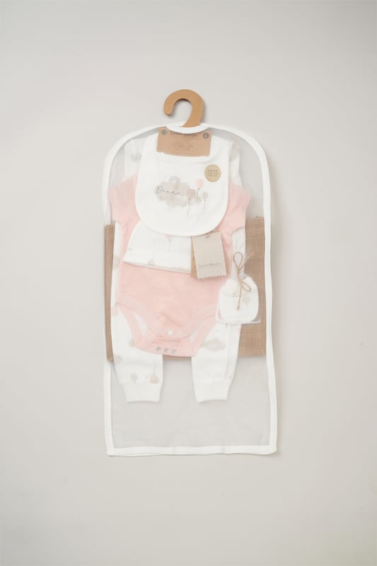 This Homegrown Baby printed 5-Piece Gift Set includes a cosy all-in-one, bodysuit, hat, and mitts. Made from soft 100% organic cotton, the set features 'Grow with Me' functionality for adjustable fit. Packaged in a mesh bag, it's the perfect gift for welcoming a new baby.