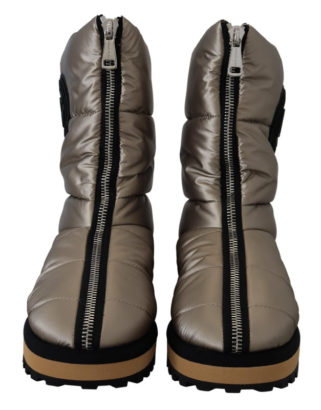 Dolce & Gabbana Men's Silver Padded Mid Calf Winter Shoes Boots Brand: DOLCE & GABBANA
Model: Mid calf boots
Material: 100% Polyester nylon
Color: Silver Platino
Rubber sole
Zipper closure
Logo details
Made in Italy
Material: 100% Polyester nylon
