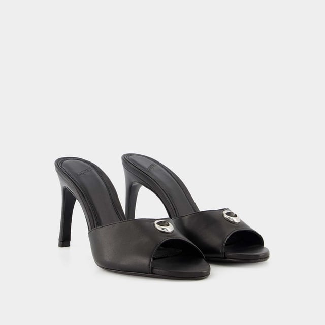 Ponte estos mules negros Coperni para cualquier ocasión. Atemporales, con su logo plateado, combinarán con todos tus looks. Altura del tacón: 6 cm. Colores: Negro. Material principal: piel de ternero lisa. Material de la suela: sintético. Material del forro: cuero. Cierre: fácil de poner. Forma de la puntera: redonda abierta. Ajuste: fiel a la talla - Tallaje: europeo.