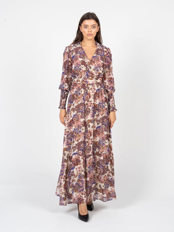 Un corte ajustado que resalta perfectamente la silueta, hace que cada mujer se sienta segura y elegante, sin importar la ocasión.

La longitud maxi es un clásico que nunca pasa de moda, ofreciendo elegancia y comodidad en uno, ideal tanto para el uso diario como para eventos más formales.

El escote en V añade una sutil sensualidad, alargando visualmente el cuello y destacando el escote, lo que hace este vestido extremadamente femenino.

Cortado en la cintura, lo que no solo destaca la cintura, sino que también añade ligereza y gracia a toda la figura, creando una línea armoniosa y equilibrada.

Con manga larga, lo que hace que el vestido sea ideal para días más fríos, proporcionando al mismo tiempo un aspecto elegante y sofisticado.

La falda acampanada añade dinamismo y movimiento al vestido, haciendo que cada mujer se sienta como una verdadera dama.

En la nuca, un detalle de marca, un elemento sutil que añade prestigio y unicidad al vestido, resaltando su carácter exclusivo.

Confeccionado con tela de alta calidad, que garantiza no solo comodidad al usar, sino también durabilidad y elegancia durante mucho tiempo.