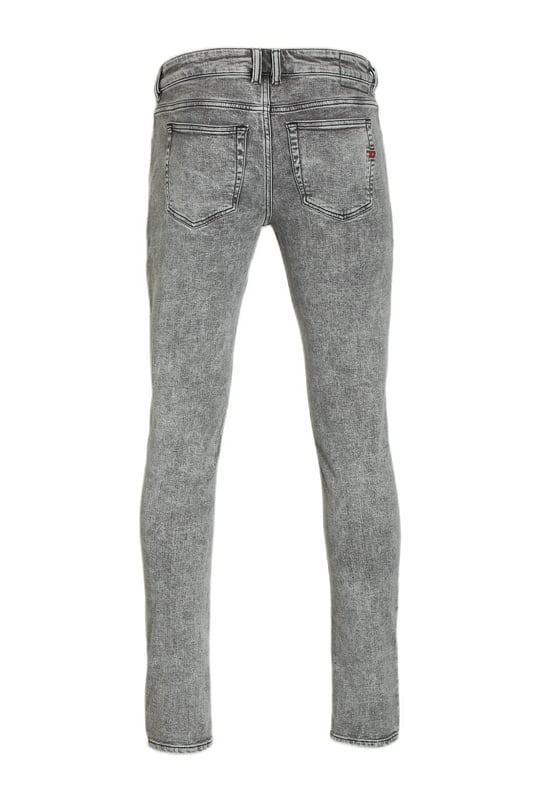 GBDeze skinny fit jeans voor heren van Diesel is gemaakt van stretchdenim. Dit 5-pocket model heeft een rits- en knoopsluiting.details van deze jeans:stijlnaam: Sleenker5-pocket