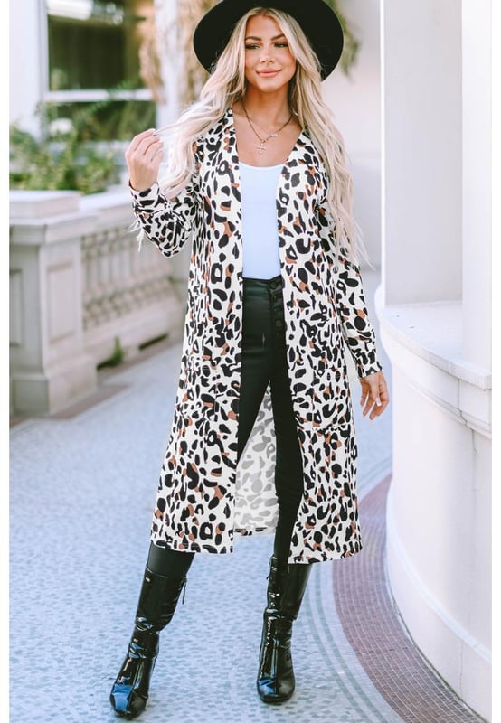 Lässiger Cardigan mit Leopardenmuster für Damen. Offenes Frontdesign mit zwei Taschen. Aus weichem, leichtem Stoff. Maxilänge für einen stylischen Look. Perfekt zum Kombinieren mit Ihren Herbst-Outfits. Material: 95 % Polyester, 5 % Elastan.