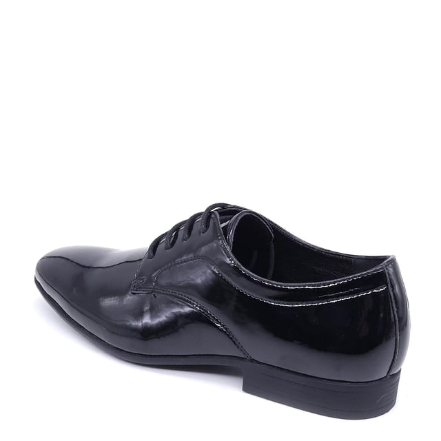 Discover a statement men's Derby shoe that offers a chic and formal feel, perfect for those special occasions. The simple silhouette delivers a high-shine, patent finish complete with a 4 eyelet lace fastening, designed to offer a sleek and sophisticated style. Available in men's UK shoes sizes 5 - 13.