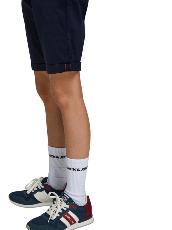 Jack & Jones chino shorts Are you looking for comfortable and stylish shorts for the summer? Then the chino shorts from Jack & Jones are just the thing for you. These shorts are made from a soft cotton blend and have a regular fit with a mid-rise waist. They have five practical pockets and a zip fastening. Whether you combine them with a shirt or a T-shirt, these shorts go with any outfit. Order the chino shorts from Jack & Jones in your favourite colour now and enjoy the summer to the full.