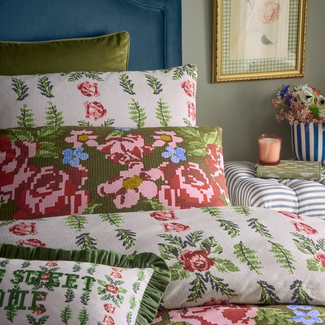 Step into the warmth of a cosy cottage filled with antiques, curiosity, and the smell of freshly made scones. Strewn across the bed is a beautiful floral tapestry. Meet Feeoni. Shades of pink, mauve, and green come together to replicate an English garden in this printed bedding set, which gives you the illusion of a handcrafted tapestry. Complete with a country floral reverse, providing you with two distinct looks for a midweek refresh.