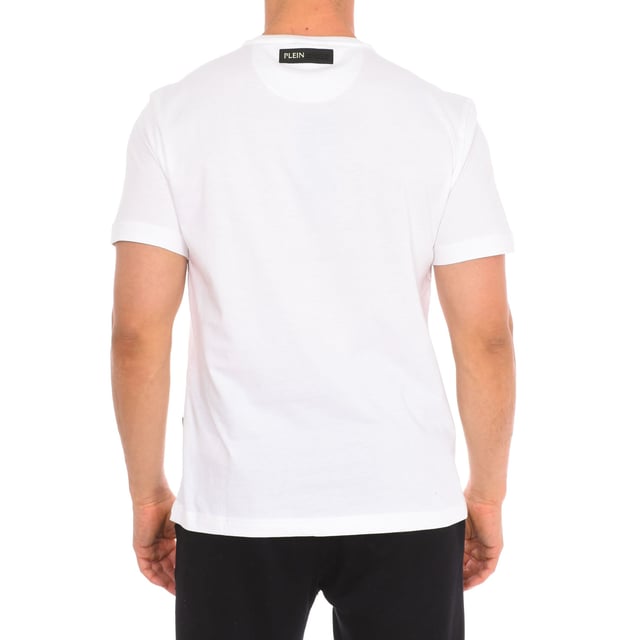 Plein Sport T-Shirt mit kurzen Ärmeln.
 Rundhalsausschnitt mit geripptem Abschluss.
 Markenprint auf der Oberseite der Vorderseite.
 Markeninsignien auf dem Rücken.
 Nähte im Farbton.
 Zusammensetzung: 100% Baumwolle
 Pflege:
Bei maximaler Temperatur von 30º waschen.
 Bei mittlerer Temperatur bügeln.
 Keinen Trockner verwenden.
 Kein Bleichmittel verwenden.
 Nicht chemisch reinigen.