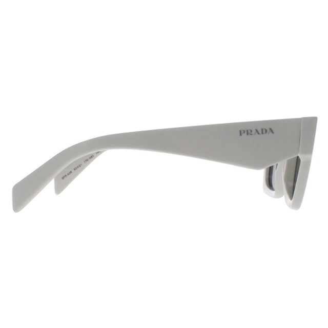 Las gafas de sol Prada Square Mens Talc Dark Grey PRA06S están meticulosamente elaboradas con materiales de primera calidad, garantizando durabilidad y comodidad con un toque de modernidad. El emblemático emblema de Prada adorna sutilmente las patillas, símbolo de un lujo sin igual. Las lentes, que ofrecen tanto estilo como sustancia, no sólo protegen sus ojos de los dañinos rayos UV, sino que también proporcionan una claridad y un confort visual excepcionales, lo que las convierte en el compañero ideal para aventuras soleadas o escapadas urbanas.