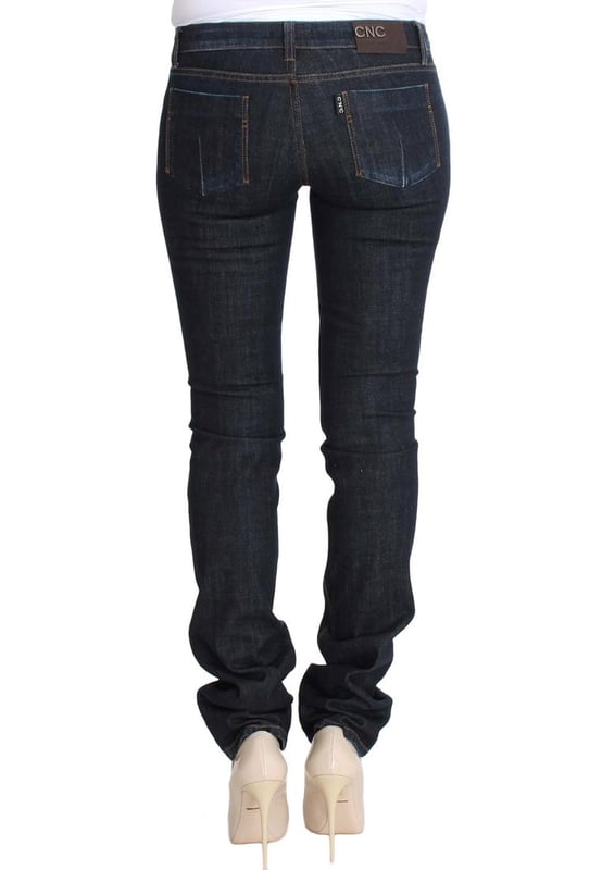 Marca: Costume National CNC.
  Ajuste: Slim fit skinny.
  Color: Azul.
  Material: 98% algodon 2% elastano.
  Mosca: Mosca con cremallera.
  Bolsillos: Dos delanteros y dos traseros.
  Fabricado en Italia.
  Detalles del logotipo.