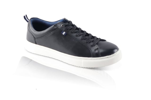 HOLDEN Mens Trainers Black Silver Street London HOLDEN Mens Trainers Black
Upper Material: Leather
Lining Material: Textile
Sole Material: Rubber
Closure/Fastening: Lace-Up
Features: Comfort
Toe Shape: Round
Shoe Width: Regular
Item Weight: 1.2 KG
Heel Height: Flat (Under 2.5cm)
Shoe Shaft Height: Low Top
Trainer Style: Casual
Gift Boxed: No
Product Code: Q101BK