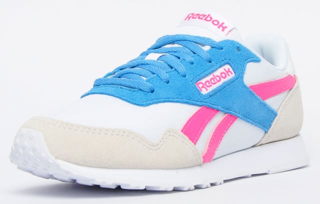 Deze heren K Swiss CR Terrati-sneakers zijn gemaakt in een klassieke marineblauwe kleurstelling om altijd een uitstekende visuele aantrekkingskracht te bieden. Met exclusieve ontwerpkenmerken voor schokabsorptie en een stevige rubberen buitenzool voo