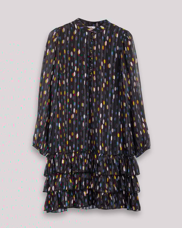 El vestido de lunares Alejandra, con su encantador estampado de lunares en tonos cálidos sobre fondo oscuro, te hará sentir la magia del otoño. Su diseño elegante y favorecedor es ideal para cualquier evento, añadiendo un toque de sofisticación y alegría a tu look.
 
 
 
 Vestido corto. 
 
 Abertura en escote con cierre de botones hasta la cintura. 
 
 Botones con aplique de piedras a mano. 
 
 Manga larga con puño elástico. 
 
 Bajo de tres volantes. 
 
 Tejido viscosa. 
 
 Estampado lunares.