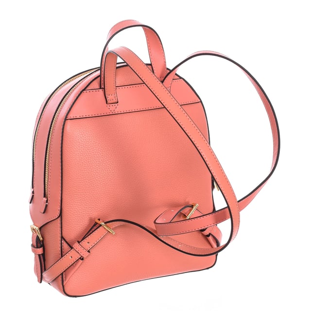 Michael Kors Jaycee ryggsäck.\n Jaycee-ryggsäcken är avslappnad men ändå lyxig och omdefinierar världen av urbana accessoarer. Vi älskar kombinationen av det smidiga, ultramjuka Venus-lädret och de glittrande applikationerna. Med flera blixtlåsförsedda fickor som rymmer en bärbar dator, plånbok med mera ger den här nya versionen en feminin touch till en tidlös design.\n\n Applikationer i guld.\n Handtagets längd: 6 cm\n Justerbara remmar: 78 cm\n Detaljer på utsidan: 2 fack och 1 ficka med dragkedja\n Invändiga detaljer: 1 blixtlåsficka bak och 1 platt ficka fram i det mellersta facket\n Foder: 100% polyester\n Mått: 23 cm (B) x 30 cm (H) x 10 cm (D)\n Sammansättning: 100% skinn från ko\n Skötsel:\nRengör med en våt trasa.