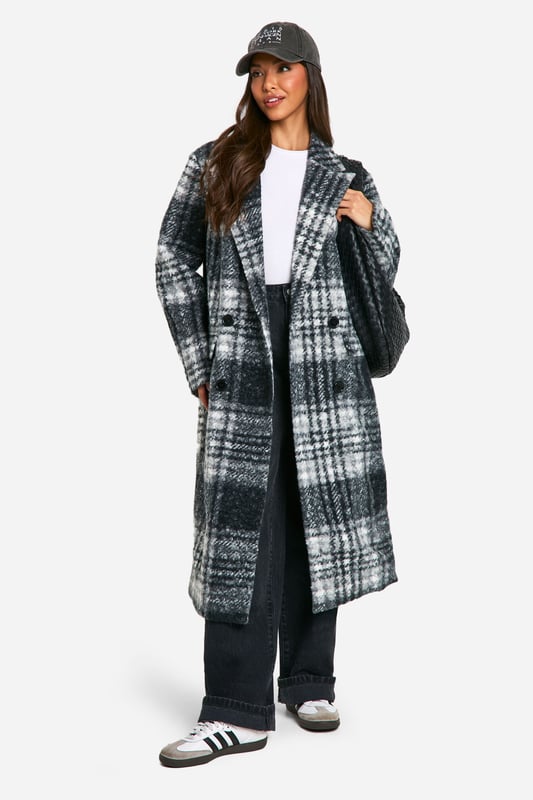 Wrap up in the latest coats and jackets and get out-there with your outerwearBreathe life into your new season layering with the latest coats and jackets from boohoo. Supersize your silhouette in a padded jacket, stick to sporty styling with a bomber, or protect yourself from the elements in a plastic raincoat. For a more luxe layering piece, faux fur coats come in fondant shades and longline duster coats give your look an androgynous edge.