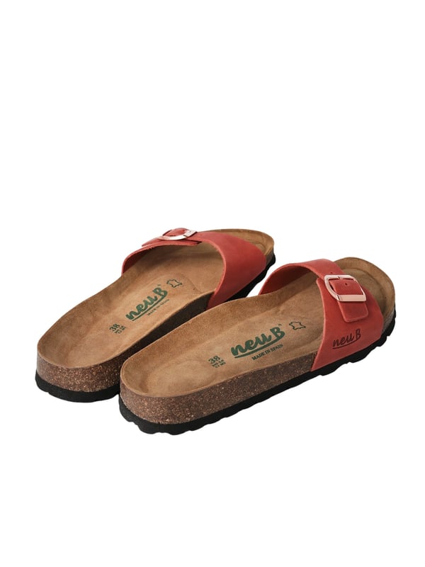 Entdecken Sie die perfekten Damen-Sandalen für den Sommer! Diese eleganten Sandalen vereinen Stil und Komfort mit einem leichten Design, das ideal für warme Tage ist. Der Spaltlederriemen sorgt für eine hochwertige Optik und langlebige Qualität, während die Dornenschließe eine individuelle Anpassung ermöglicht. Das Korkfußbett passt sich perfekt an die Form Ihres Fußes an und bietet ganztägigen Tragekomfort. Ob am Strand, in der Stadt oder bei einem gemütlichen Spaziergang - diese Sandalen sind der ideale Begleiter. Gönnen Sie sich einen Hauch von Luxus und lassen Sie Ihre Füße atmen. Perfekt kombinierbar mit Sommerkleidern, Shorts oder Jeans, verleihen diese Sandalen jedem Outfit das gewisse Etwas. Erleben Sie Komfort und Stil in einer Sandale!