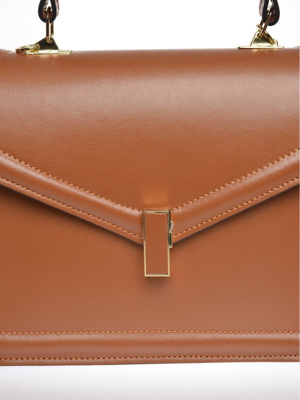 Bolso de mano  
100% cuero de vaca  
Cierre superior con cremallera  
Cierre frontal con hebilla de metal  
Bolsillo interno con cremallera  
Dimensiones: 21x26x8 cm  
Asa: 22 cm  
Correa para el hombro: 120 cm ajustable