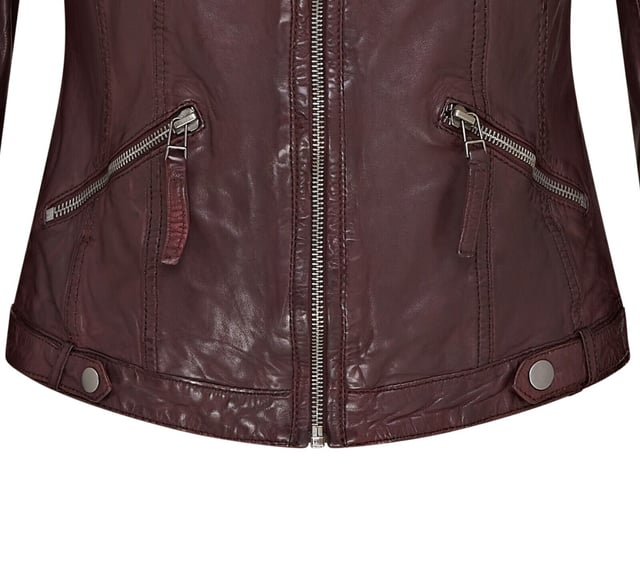 Maak kennis met ons prachtige leren bikerjack, compleet met een uitritsbare jersey capuchon voor extra veelzijdigheid. Dit jack is gemaakt van ultrazacht schapennappaleer en belichaamt de klassieke caf�racerstijl met een moderne twist. De YKK-ritssluiting aan de voorkant strekt zich uit tot een kraag met lipje die is vastgezet met een riem met gesp, terwijl tramlijnstiksels op de schouders en elleboogstukken de biker-esthetiek versterken. Vier zakken met ritssluiting bieden voldoende opbergruimte en de manchetten in handschoenstijl zijn verstelbaar voor een perfecte pasvorm. De royale capuchon kan eenvoudig worden verwijderd en de binnenkant is volledig gevoerd met poplin-stof met voor het gemak een extra met leer afgewerkte zak. Superzacht schapennappaleer, uitritsbare jersey capuchon, YKK-ritssluiting aan de voorkant met kraag met gesp, tramlijnstiksels op schouders en ellebogen, volledig gevoerd met een extra met leer afgewerkte binnenzak