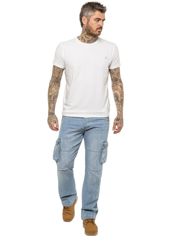 Jeans med combat fit är det perfekta valet för män med en aktiv livsstil och är praktiska och bekväma oavsett om det gäller arbetsveckan eller en hektisk helg. Denna modell med knappslå är tillverkad av slitstark, maskintvättbar denim i bomullsblandning och har gott om fickor med lock för dina verktyg och andra viktiga saker. Denna bekväma, löst skurna design ger fullständig rörelsefrihet och med ett stort storleksintervall finns det ett par som passar alla. (EZ08)