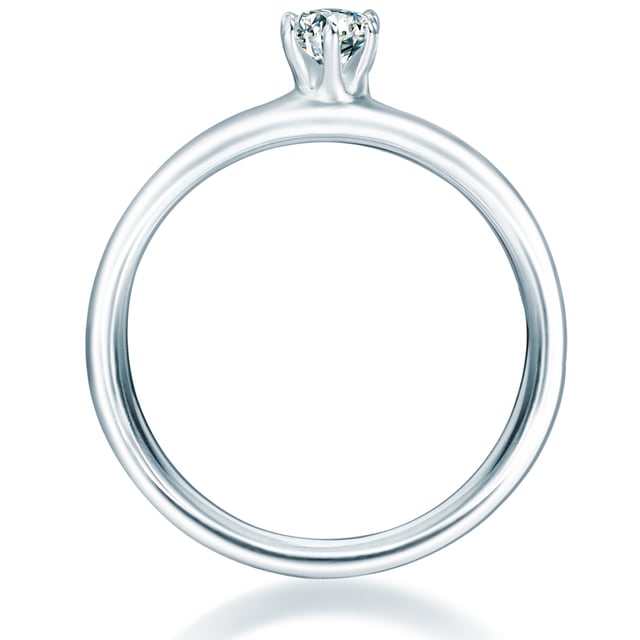 Glamorous, but with style: According to this motto, the engagement ring of the Manufaktur Suror was created in 1934. Jewelry lovers appreciate the classic design in the legendary Tiffany Setting, which has not lost its attractiveness for around 130 years. The zirconia solitary presents itself timelessly in the 6-Krappen version from 925 sterling silver developed by Juwelier Charles Tiffany, which maximizes the light reflection in the jewelry stone. The inexpensive alternative to diamond ring inspires every bride - not only as a engagement ring, but also as a bridal smell and pretense ring.