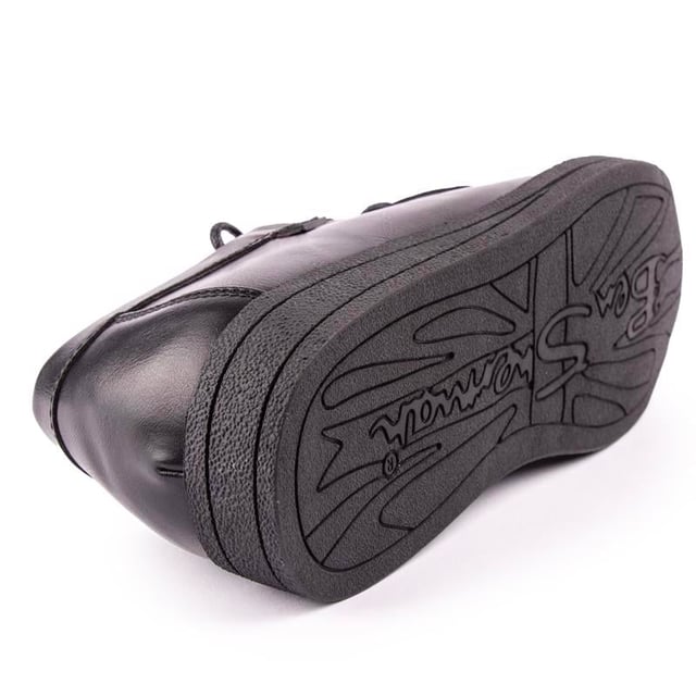 Vuelta al cole con estilo: con el todoterreno Slam de Ben Sherman. Este básico del diseñador presenta una parte superior de cuero negro. un diseño de costuras inspirado en mocasines. un estilo atemporal con cordones con un perfil resistente y elegante. Suela plana ligeramente acuñada. Estos zapatos negros son ideales para el colegio.