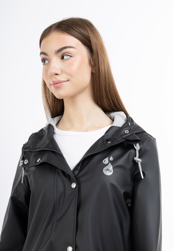 Voor natuurliefhebbers, fietsers of hondenuitlaters is een regenjack elementair. Wat goed dat myMo ook een jas in het repertoire heeft die ideale regenbescherming biedt. Het gecoate materiaal is wind- en waterdicht en is bestand tegen alle weersomstandigheden. De licht getailleerde, halflange vorm biedt met de brede capuchon en glinsterende koorden extra bescherming tegen de regen. Ook de drukknoopsluiting over de ritssluiting en de schuine klepzakken optimaliseren de jas op het gebied van weersbestendigheid.