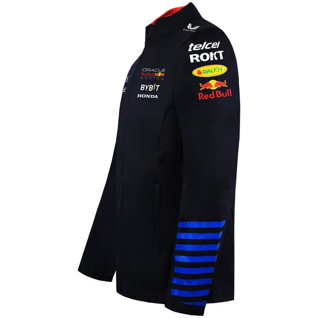 Red Bull Racing F1 Team 2024 Unisex-Softshelljacke in Marineblau Bereite dich auf die Saison vor mit der Red Bull Racing F1 Team 2024 Unisex Navy Softshelljacke – die perfekte Kombination aus Performance, Schutz und Style. Diese Jacke wurde sowohl für eingefleischte Fans als auch für aktive Menschen entwickelt und bietet zuverlässigen Wetterschutz sowie einen eleganten, modernen Look, was sie zu einem unverzichtbaren Teil der offiziellen Red Bull Racing Fanartikel macht. Wichtige Eigenschaften: Hochwertiges Softshell-Material: Hergestellt aus wasser- und windabweisenden Materialien bietet diese Jacke Komfort und Schutz bei wechselnden Wetterbedingungen. Modernes Unisex-Design: Mit vielseitiger Passform und elegantem Navy-Finish – perfekt, um deine Leidenschaft für die F1 mit Stil und Raffinesse zu präsentieren. Authentisches Team-Branding: Verziert mit offiziellen 2024 Red Bull Racing Logos und Designdetails, die das Erbe und die Innovation des Teams feiern. Funktionale Designelemente: Ausgestattet mit einem sicheren Reißverschluss vorne, verstellbaren Bündchen und durchdachten Taschen für mehr Komfort und verbesserte Leistung. Leicht und atmungsaktiv: Die für den aktiven Einsatz konzipierte Jacke bietet Atmungsaktivität und Bewegungsfreiheit und ist somit ideal für Renntage, Reisen oder alltägliche Abenteuer. Werten Sie Ihre Fan-Garderobe auf und bleiben Sie den Elementen immer einen Schritt voraus mit der Red Bull Racing F1 Team 2024 Unisex Navy Softshell-Jacke, bei der topaktuelles Design auf unschlagbare Leistung auf und abseits der Strecke trifft.