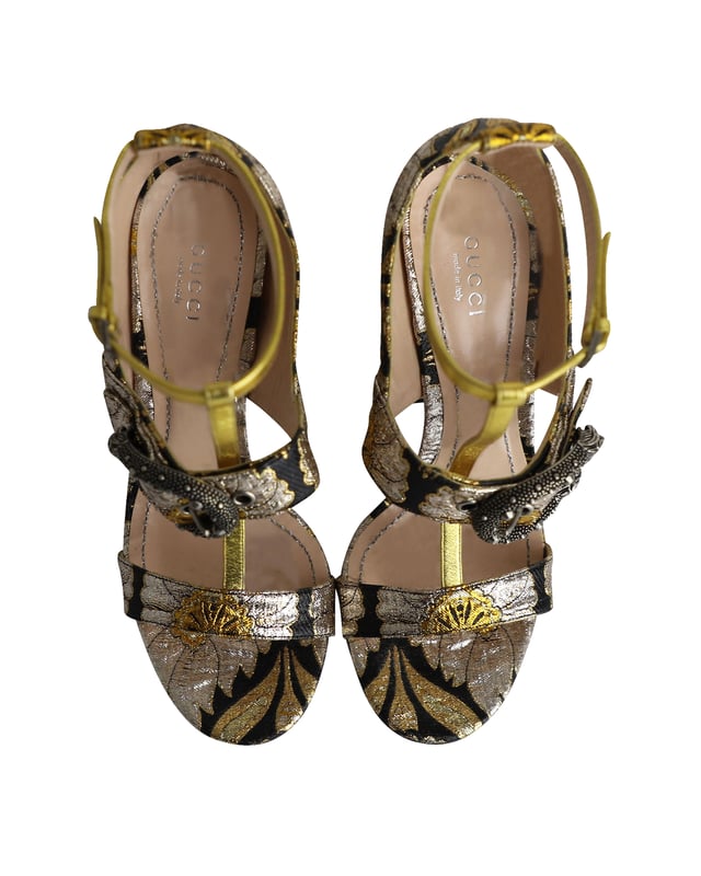 VINTAGE, RRP AS NEW
The Dionysus sandals from Gucci, with their bejeweled dionysus buckle embellishment on the vamps, are sure to boost any outfit. Crafted in Italy from a metallic floral brocade fabric, these statement shoes are designed with a high brocade covered block heel and double toe straps. Designed to complete your cocktail dresses and complement your gold-tone jewelry for an elegant look.

Gucci Dionysus Buckle Metallic Floral Brocade Sandals in Multicolor Silk
Condition: Very good with dust bag
Sign of wear: Moderate wear on the soles and insoles
Material: Silk
Color: Multicolor
Size: IT38.5 / UK5.5 / US8.5
SKU: 283001