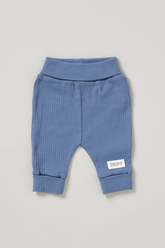 Welcome your little one to the world with this adorable Hello World set from Homegrown. Featuring a charming bodysuit adorned with the beloved "Hello World" print and extendable fastenings for a perfect fit as they grow. Pair it with cozy ribbed joggers for endless comfort during playtime. Complete the ensemble with a reversible bib, ensuring versatility and practicality for any messy mealtime. Crafted from gentle, organic cotton, this set is both stylish and comfortable for your precious bundle. Let them greet the world in style with this delightful ensemble!