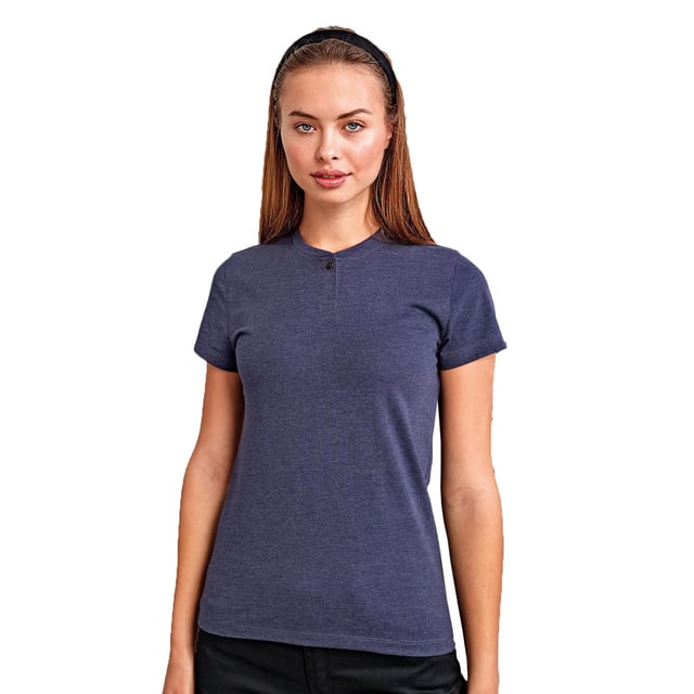 60% Cotton, 40% Recycled Polyester. Fabric: Soft Touch. Design: Plain. Neckline: Buttoned. Fit: Modern. Sleeve-Type: Short-Sleeved. 1 Button Placket, Branded Collar, Easy-Care, Twin Needle Stitching. 160gsm. Sustainability: Sustainable Materials.