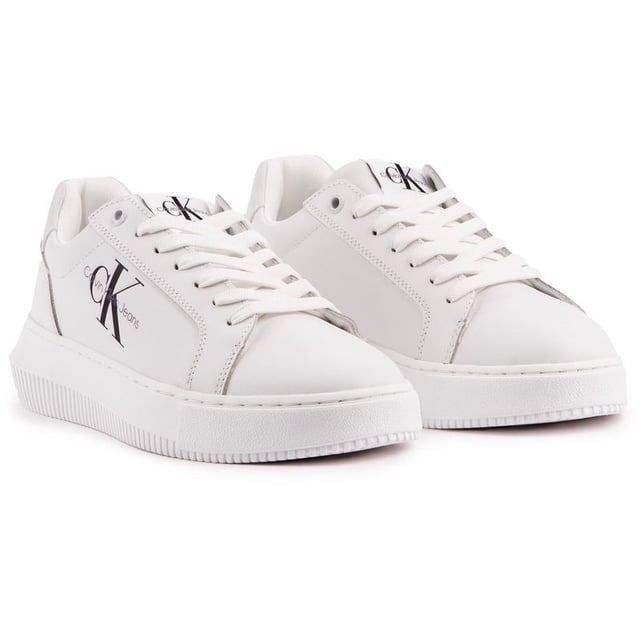 Calvin Klein Jeans Chunky Cupsole Entrenadores Elegante y vanguardista. Estas zapatillas deportivas Cup blancas de Calvin Klein Jeans son imprescindibles para tu guardarropa de diseñador elegante e informal. Estas cómodas zapatillas de deporte tienen una parte superior blanca suave. suela gruesa. ojal superior grabado y los famosos logotipos de CK Jeans en el lateral y el talón. Ideal para completar tus elegantes looks de diseñador.