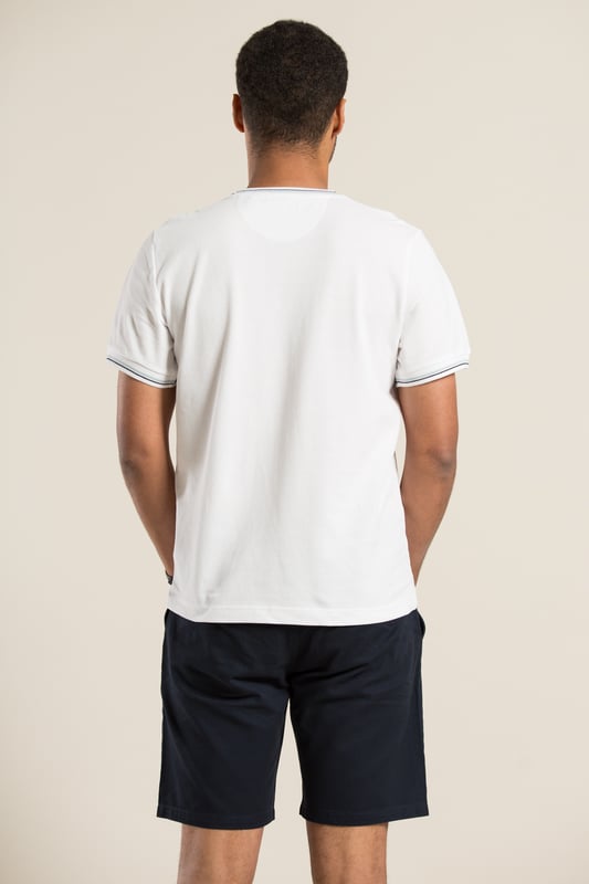 Elevate your everyday essentials with this cotton pique t-shirt from Nines. In an oversized fit, this t-shirt features ribbed cuffs and a subtle contrast collar detail. Made with 100% cotton, this piece will keep you comfortable and cool. Style with jeans or cargos and your favourite trainers for a casual yet polished look.