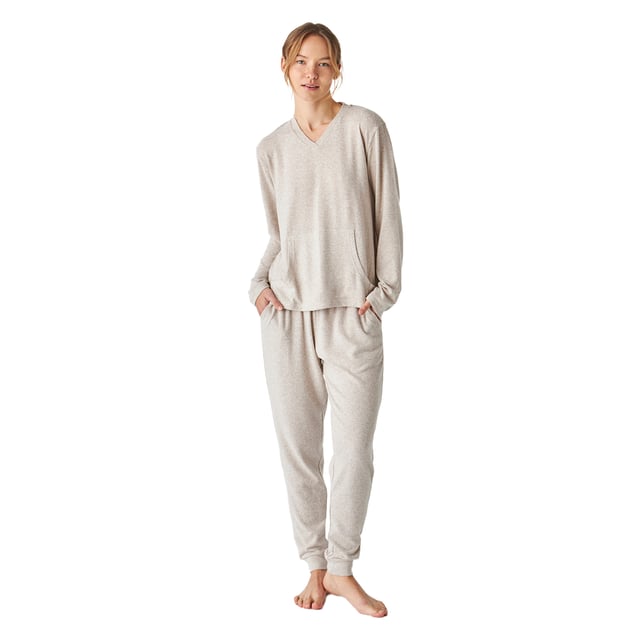 Women's long-sleeved pajamas with an elegant and comfortable design, ideal for lounging or relaxing at home.

 Its modern and sophisticated design adapts perfectly to the female figure, enhancing the silhouette with a chic and relaxed style.

 The set includes a long-sleeved top with a delicate V-neck.

 The long trousers have a loose fit, two practical side pockets and an elastic waistband adjustable with drawstrings, ensuring a comfortable fit.

 Tonal exposed stitching adds a subtle yet elegant detail.

 Enjoy a design that combines fashion and functionality. Ideal for giving as a gift or for pampering yourself.
 Composition: Shirt: 72% Polyester, 23% Viscose, 5% Elastane; Pants: 72% Polyester, 23% Viscose, 5% Elastane
 Care:
-Wash on a gentle cycle.
 -Always use cold or warm water.
 -Do not use a dryer. It is better to air dry.
 -If necessary, iron at low temperatures.
 -Do not use bleach.
