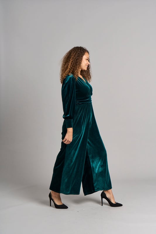 Confeccionado en un suave terciopelo de lujo en un tono verde espectacular, este mono hará una declaración de estilo. Con un bonito escote en V, un cinturón que define la cintura y un pantalón de pierna ancha de corte recto, este mono showstopper resaltará tus curvas. Llévalo con tus tacones favoritos para un look de fiesta impresionante. También disponible en negro y azul.

95% Poliéster, 5% Elastano

Solo lavar a mano en frío

No planchar