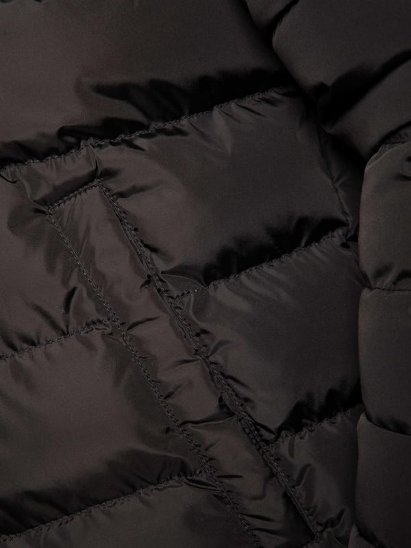 Kruze windgewatteerde herenjas, trechterhals, ritssluiting aan de voorkant en zijzakken, schouderdetail en een geborduurd logo op de voorkant voor een high fashion touch en ritssluiting.