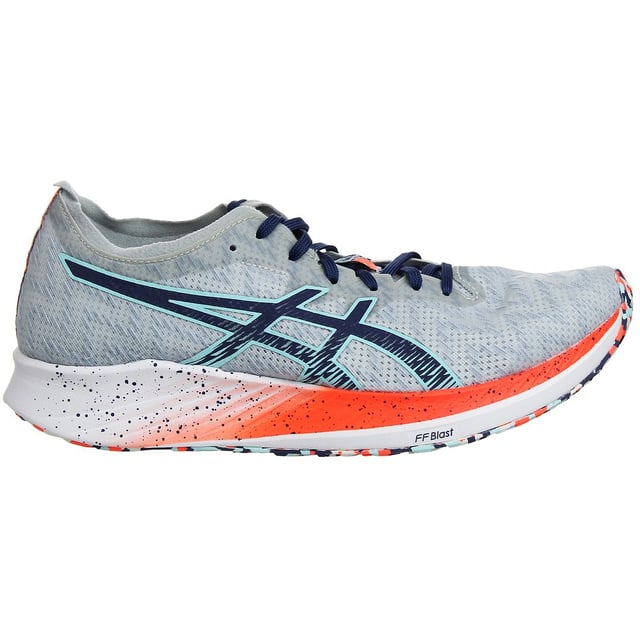 Las zapatillas de running para hombre ASICS Magic Speed están diseñadas para ofrecer a los corredores enfocados en la velocidad la tecnología y las características de rendimiento que necesitan para lograr sus mejores tiempos. Estas zapatillas están concebidas para maximizar tu eficiencia al correr y propulsarte hacia adelante.

Características Clave:

Entresuela Ride Solyte: Las zapatillas Magic Speed cuentan con la entresuela Ride Solyte de ASICS, diseñada para proporcionar una amortiguación ligera y receptiva. Esta tecnología de entresuela ofrece una experiencia cómoda y de apoyo para tus carreras más rápidas.

Tecnología Guidesole: La innovadora tecnología Guidesole crea un diseño de suela rocker, optimizando tu zancada y reduciendo la pérdida de energía. Esto fomenta la propulsión hacia adelante, haciendo que tus carreras sean más eficientes y menos cansadas.

Tecnología GEL: La amortiguación GEL está incluida en la parte trasera para mejorar la absorción de impactos, reduciendo el estrés en tus articulaciones y asegurando una experiencia de carrera suave y cómoda.

Parte Superior Transpirable: La parte superior está construida con materiales transpirables que permiten una ventilación adecuada, manteniendo tus pies frescos y cómodos incluso durante carreras intensas.

Suela AHARPLUS: La suela está hecha de goma de alta abrasión ASICS (AHARPLUS) para una excelente durabilidad y agarre en diversas superficies, asegurando que tengas un agarre confiable durante tus carreras rápidas.

Cierre con Cordones: El cierre tradicional con cordones permite un ajuste seguro y personalizable, garantizando que tus pies estén bien apoyados y estables durante las carreras a alta velocidad.

Plantilla OrthoLite X-40: La plantilla extraíble OrthoLite X-40 añade una mayor amortiguación y propiedades de control de humedad para mantener tus pies secos y cómodos.

Detalles Reflectantes: La seguridad es una prioridad, y estas zapatillas incorporan elementos reflectantes para mejorar la visibilidad en condiciones de poca luz, como en carreras de temprano en la mañana o por la noche.