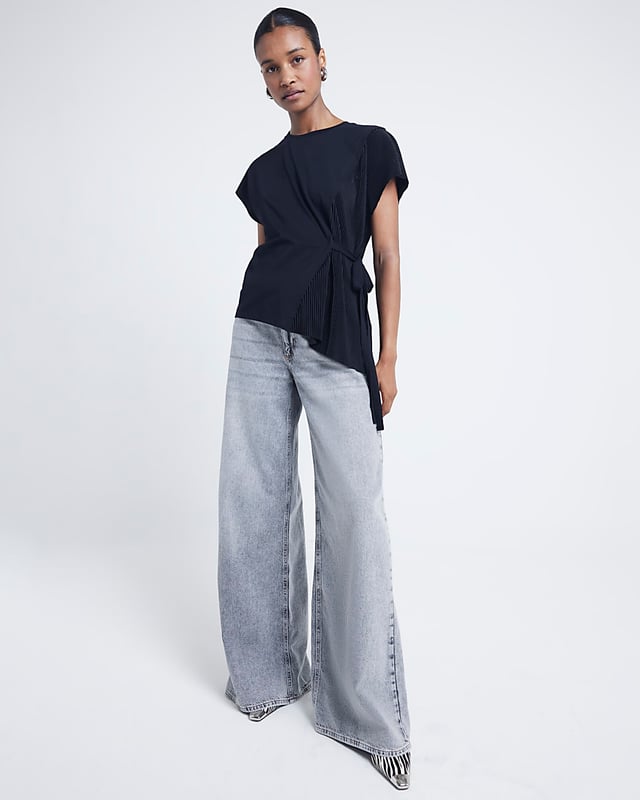 Hybrid deign, Plisse panel, Belted, Crew neckline, Sleeveless