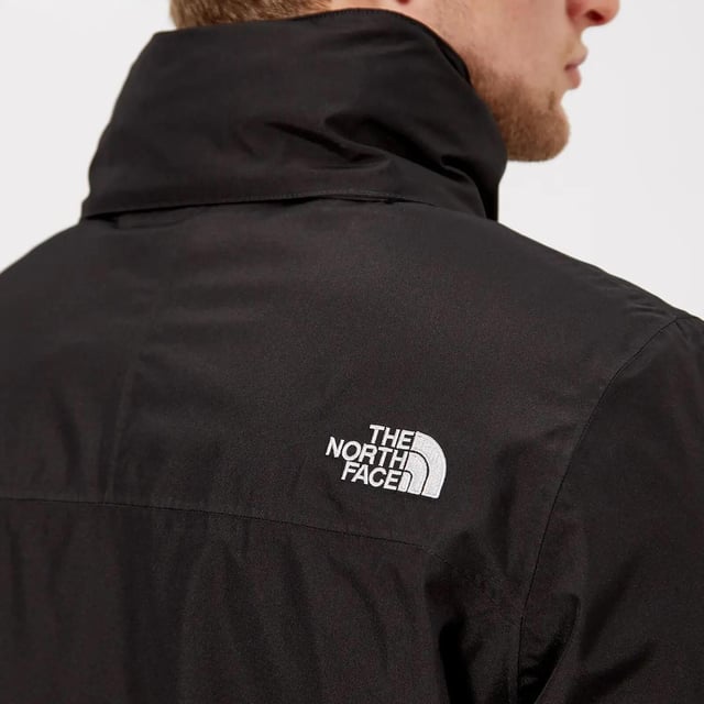 The North Face heren Sangro outdoorjack met capuchon. Waterdicht, ademend en gesealde Dry Vent 2L-technologie. Duurzame waterafstotende (DWR) afwerking. Geborstelde gebreide kraag en kinbeschermervoering. Mesh - Voering van tafzijde. Verstelbare capuchon kan in de kraag worden opgeborgen. Shock Cord Regulation-aanpassing bij capuchon en zoom. Manchetten van dezelfde stof met klittenbandsluiting.