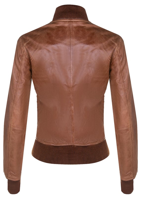 Prepárese para hacer una declaración de moda con nuestra chaqueta universitaria de cuero MA-1 para mujer, una fusión perfecta de estilo y comodidad. Confeccionada con cuero napa de cordero suave y flexible, esta chaqueta ofrece una sensación lujosa y cómoda. Esto es lo que la distingue: Cuero napa de cordero: la construcción de cuero napa de cordero suave y flexible proporciona una sensación lujosa y cómoda, lo que la convierte en una excelente opción tanto para el estilo como para la comodidad. Bolsillos funcionales en la cintura: dos bolsillos exteriores en la cintura ofrecen opciones de almacenamiento convenientes para sus elementos esenciales, lo que permite un fácil acceso a sus pertenencias. Aspecto universitario clásico: el cuello, los puños y el dobladillo de punto acanalado brindan una apariencia clásica de chaqueta universitaria al tiempo que garantizan un ajuste cómodo y ceñido. Opciones de color elegantes: disponible en dos colores elegantes, esta chaqueta le permite expresar su estilo personal y encontrar la combinación perfecta para su guardarropa. Cremalleras YKK duraderas: las cremalleras YKK utilizadas en la chaqueta garantizan durabilidad y funcionalidad suave, mejorando la calidad general de la prenda. La chaqueta universitaria de cuero MA-1 para mujer es una pieza atemporal que combina sin esfuerzo moda, comodidad y versatilidad, lo que la convierte en una adición esencial a tu guardarropa para lograr un look destacado en cualquier temporada.