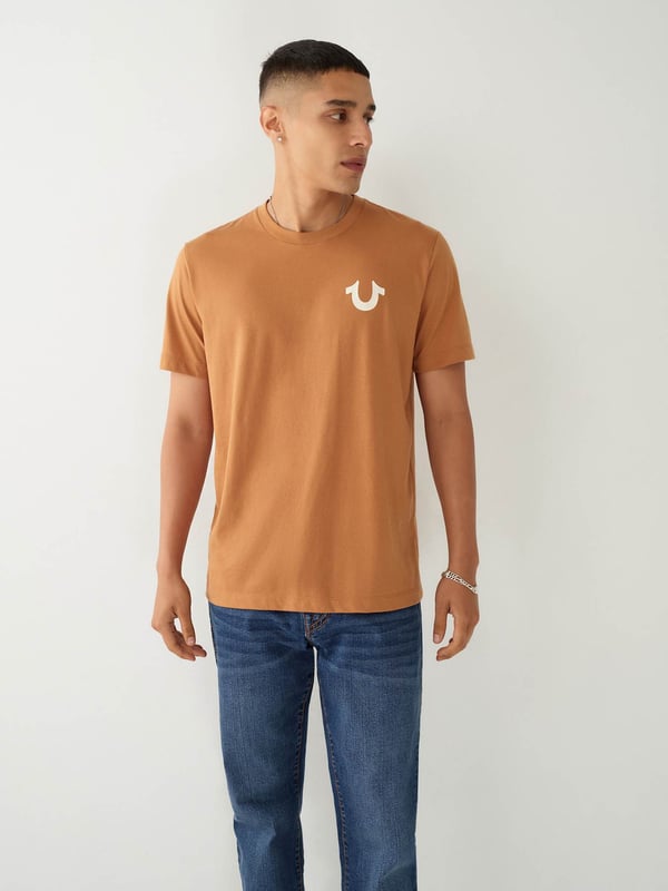 The Horseshoe Logo Tee is the perfect pick. Designed from comfy 100% cotton, this short sleeve men's t-shirt features a crewneck and horseshoe detail at the chest. Finished with Buddha and horseshoe graphics across the back. 