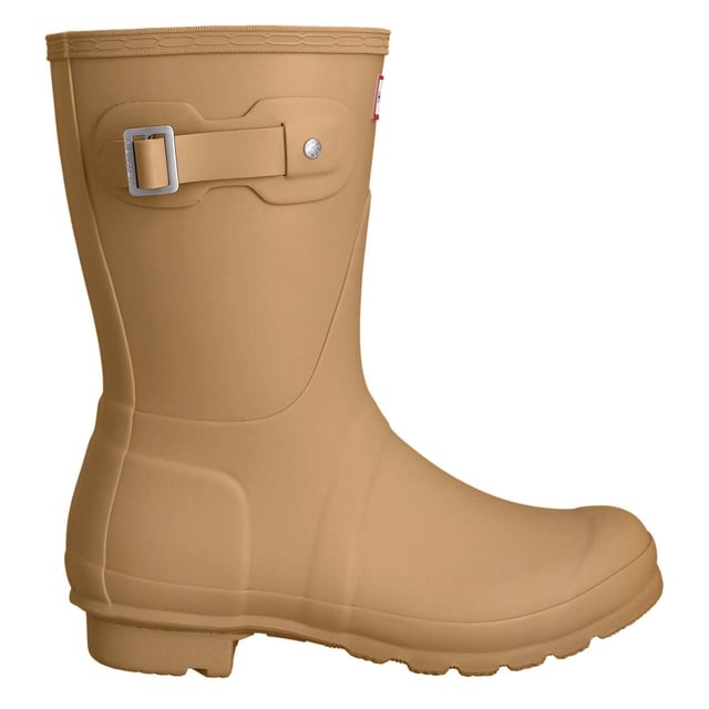 Perfect for wet weather conditions this women's Wellington is a shorter version of the iconic Hunter Original Tall Boot. Formed of natural rubber, each boot is handcrafted and assembled over three days before being vulcanised for superior protection.