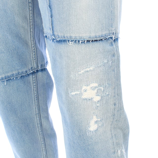 Emporio Armani jeans med en avslappnad passform, designade för att ge komfort och stil vid alla tillfällen.\n\n Tillverkad av högkvalitativ denim garanterar den utmärkt motstånd och hållbarhet, medan den avslappnade passformen ger stor rörelsefrihet.\n\n Designen framhävs av dekorativa sömmar genom hela tyget, vilket ger en modern och distinkt touch, tillsammans med varumärkets logotyp patch på bakre linningen och den ikoniska metallörnen på bakfickan, den omisskännliga tätningen av Emporio Armani.\n\n Modellen har knapp- och dragkedjestängning fram, bälteshällor och den klassiska femficksdesignen, som kombinerar funktionalitet och estetik.\n\n Perfekt för att komplettera en avslappnad look med en sofistikerad känsla, oavsett om det är med sneakers eller mer formella skor.\n\n Ett mångsidigt och tidlöst plagg som inte får saknas i din garderob.\n Sammansättning: 100% bomull\n Skötsel:\n- Maskintvätt kallt på känslig cykel.\n - Använd milda rengöringsmedel.\n - Använd torktumlare på låg temperatur.\n - Stryk vid låga temperaturer.\n - Får inte kemtvättas.