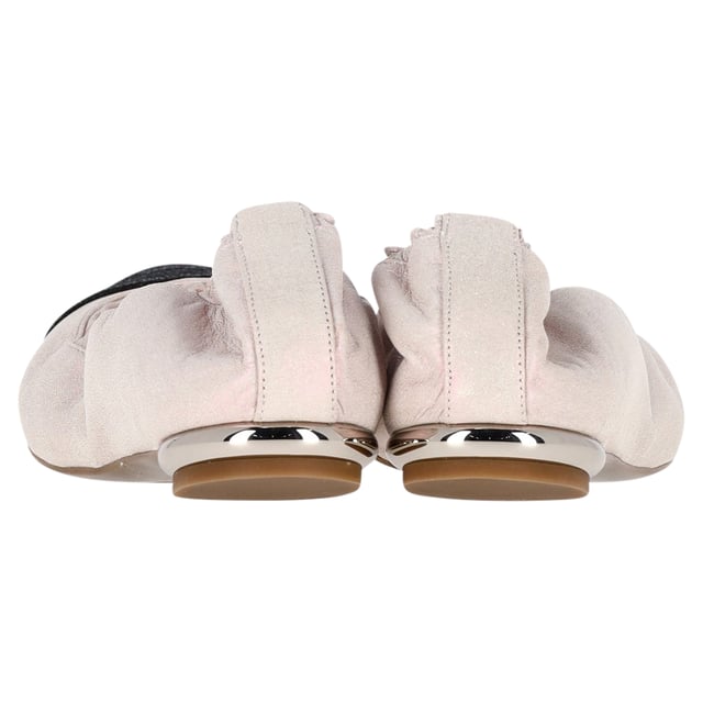 VINTAGE, RRP AS NEW
Step into elegance and comfort with the Chanel CC Cap Toe Scrunch Ballet Flats - a fashionable and practical choice for any occasion. The light pink canvas and black cap toes create a striking contrast, while the CC logo adds a touch of luxury. The scrunch style allows for a snug and flexible fit, so you can dance the night away or run errands with ease. These flats are the perfect combination of style and comfort, ensuring that you always look and feel your best.

Chanel CC Cap Toe Scrunch Ballet Flats in Pink Canvas
Condition: Excellent
Signs of wear: No visible sign of wear. No Mark at insole.,  Very light mark at soles.
Packaging: Dust bag
Color: Pink
Material: Canvas
Size: EU37 / US7
Measurements: Insole length: 280
SKU: NAPPUGBSH370107W