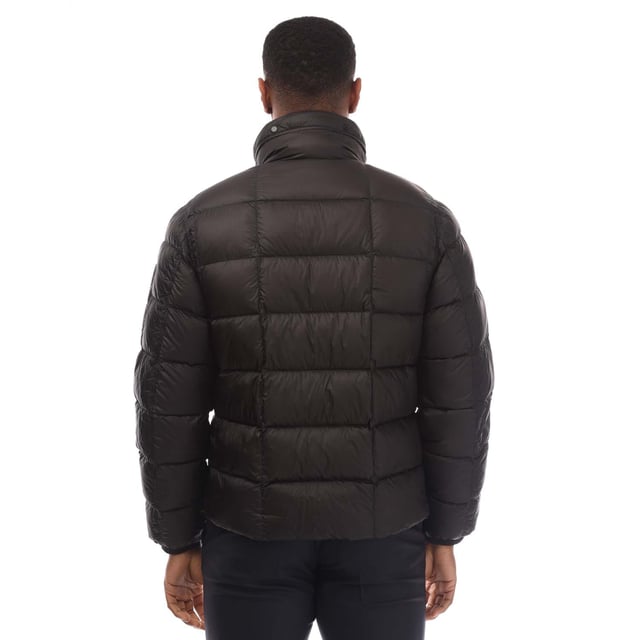Heren C.P. Company D.D. Shell Hooded Short Down Jacket in zwart.- Verbergbare verstelbare capuchon.- Tweeweg ritssluiting.- Zijzakken met rits.- Lensdetail.- Geribde manchetten.- Normale pasvorm.- 100% Polyamide.- Ref: 17CMOW216A999