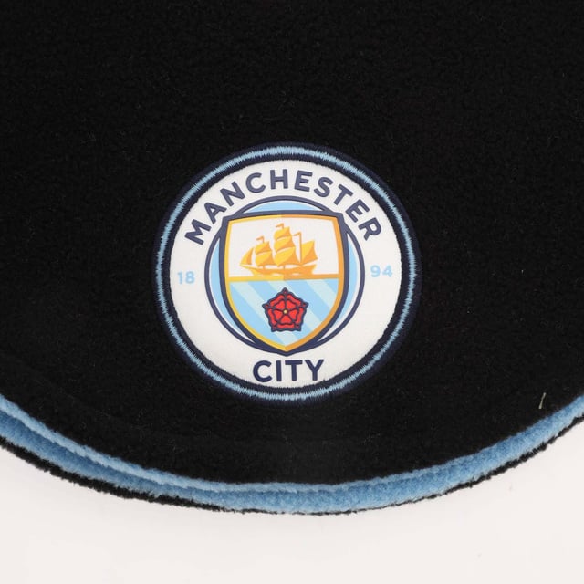 Puma Manchester City Reversible Neck Warmer in black - blue.- Reversible.- Manchester City crest to front.- PUMA Cat Logo to back.- 100% Polyester.- Ref: 5382420