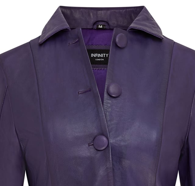 Deze lange jas, geïnspireerd op Victoriaanse en Edwardiaanse stijlen, heeft een strak uitlopend design gemaakt van 100% premium leer. Perfect voor gothic en punk mode, het is een gedurfd statement piece dat vintage charme combineert met een moderne rand. Lange uitlopende jas voor een opvallende look Gemaakt van 100% premium leer voor duurzaamheid en luxe Victoriaanse en Edwardiaanse invloeden met een eigentijdse twist Perfect voor gothic, punk of alternatieve modestijlen