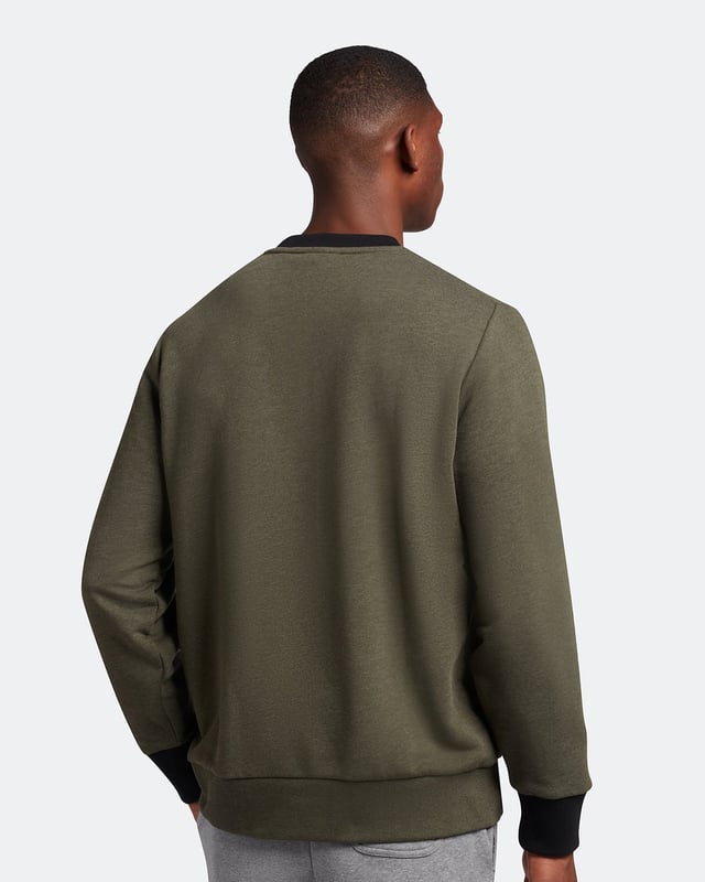 Suéter verde con logo de águila grande de Lyle & Scott. Manténgase cómodo y con estilo con el jersey Lyle & Scott Branded. Este jersey se ajusta a la talla real y presenta el logotipo de la marca Lyle & Scott. ¡Hacer una declaración nunca se vio ni se sintió tan bien! Dobladillo y puños elásticos, jersey de cuello redondo, suéter verde Lyle & Scott. 64% algodón, 36% poliéster, logotipo de la marca en el lado izquierdo del pecho. Ajuste regular, se ajusta a la talla real. Código de estilo: ML1727V W814