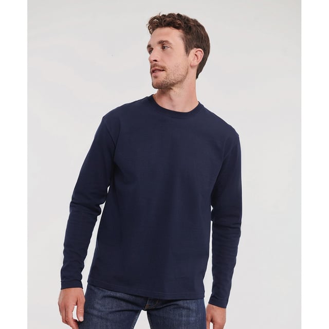 100% Ringspun Cotton. Fabric: Single Jersey. Design: Plain. Fit: Classic. Neckline: Crew Neck, Knitted, Ribbed, Top Stitched. Sleeve-Type: Long-Sleeved. Neck Tape, Taped Shoulders. 180gsm. Sustainability: Amfori, BSCI, Oeko-Tex Standard 100 Certified, WRAP Certified.